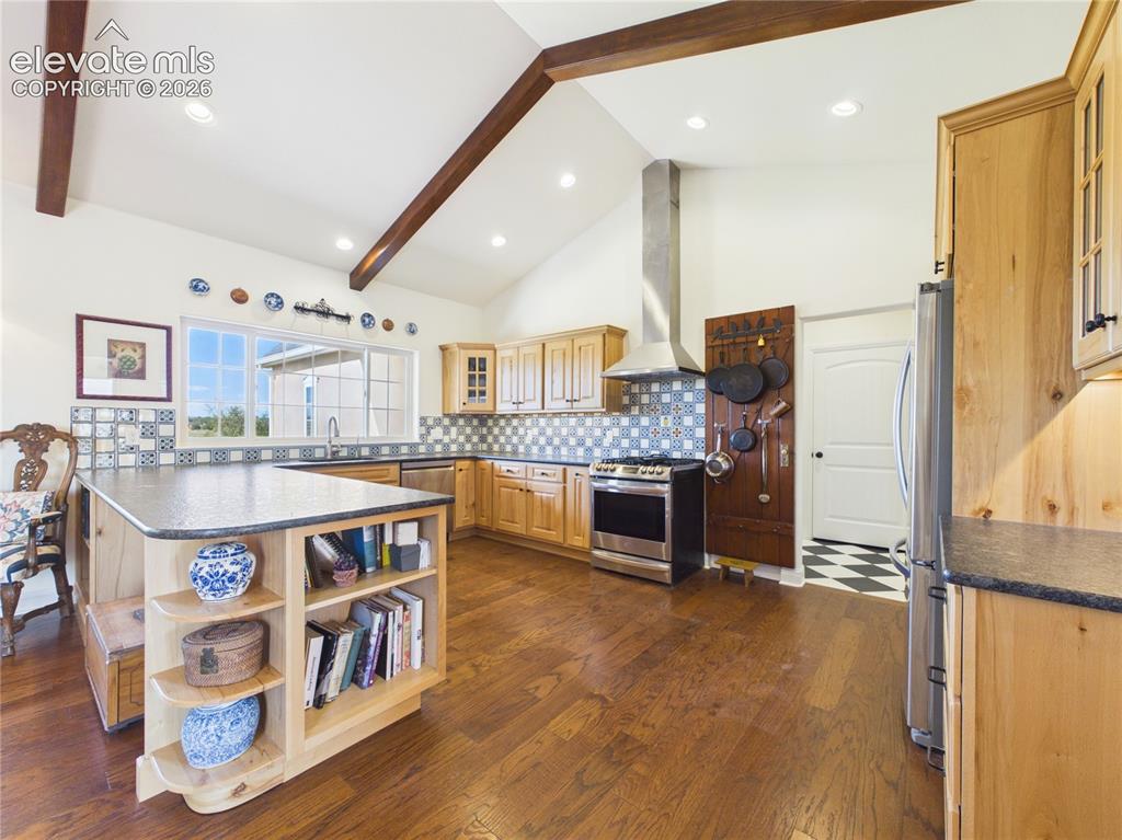 Image 11 of 50: Kitchen