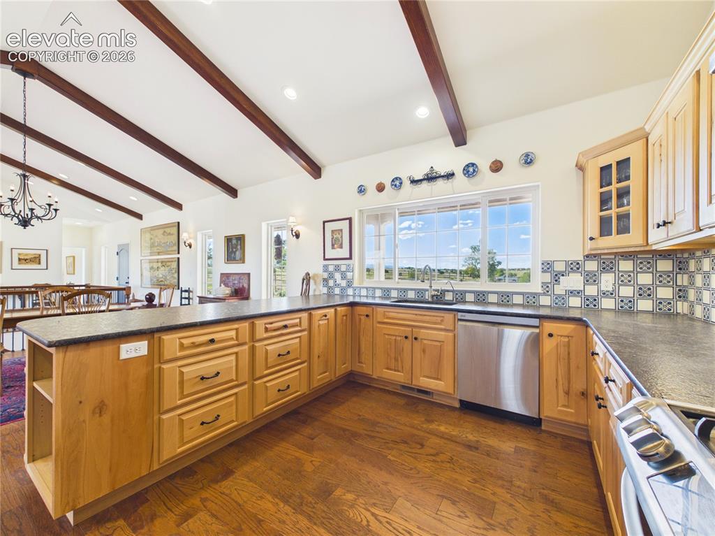 Image 12 of 50: Kitchen