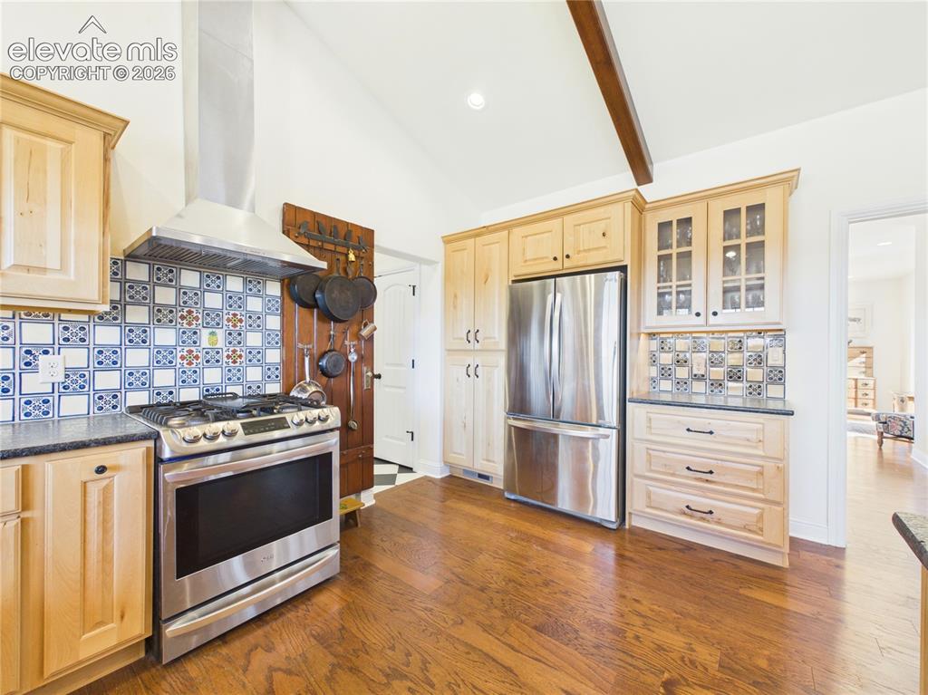 Image 14 of 50: Kitchen