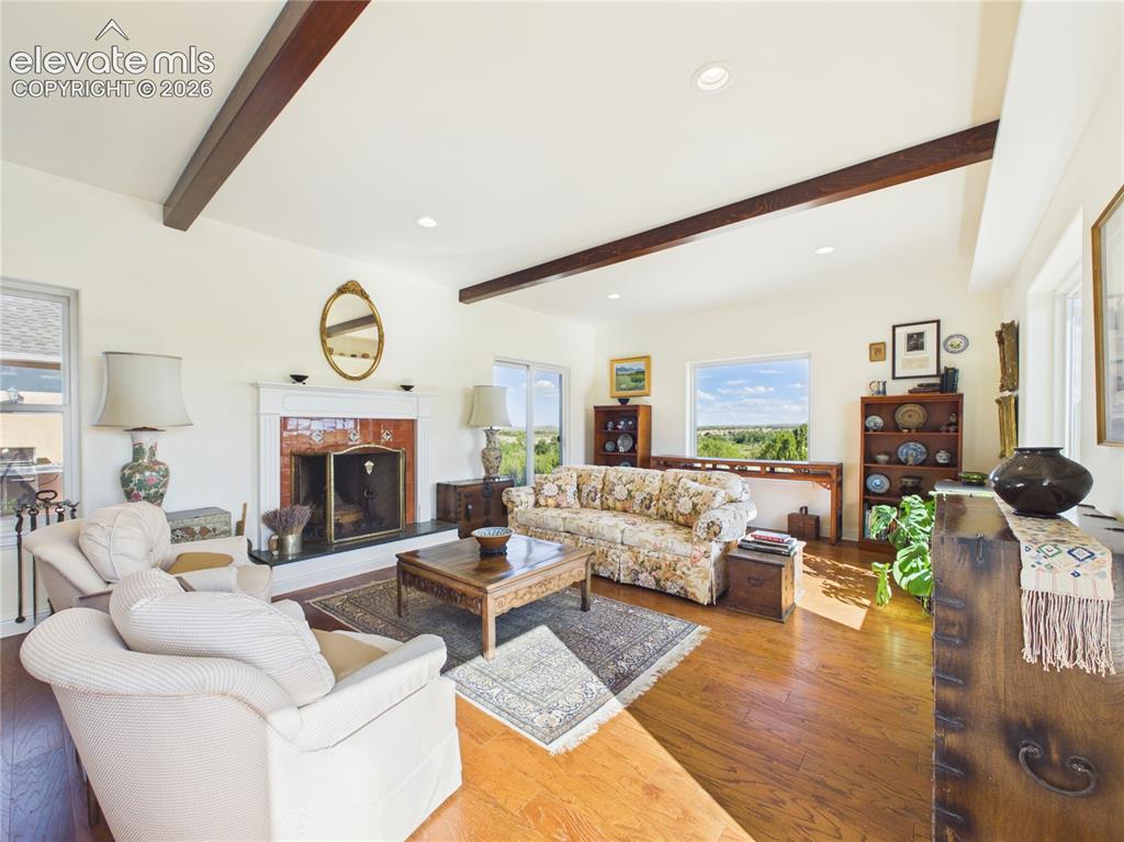 Image 18 of 50: Living Room