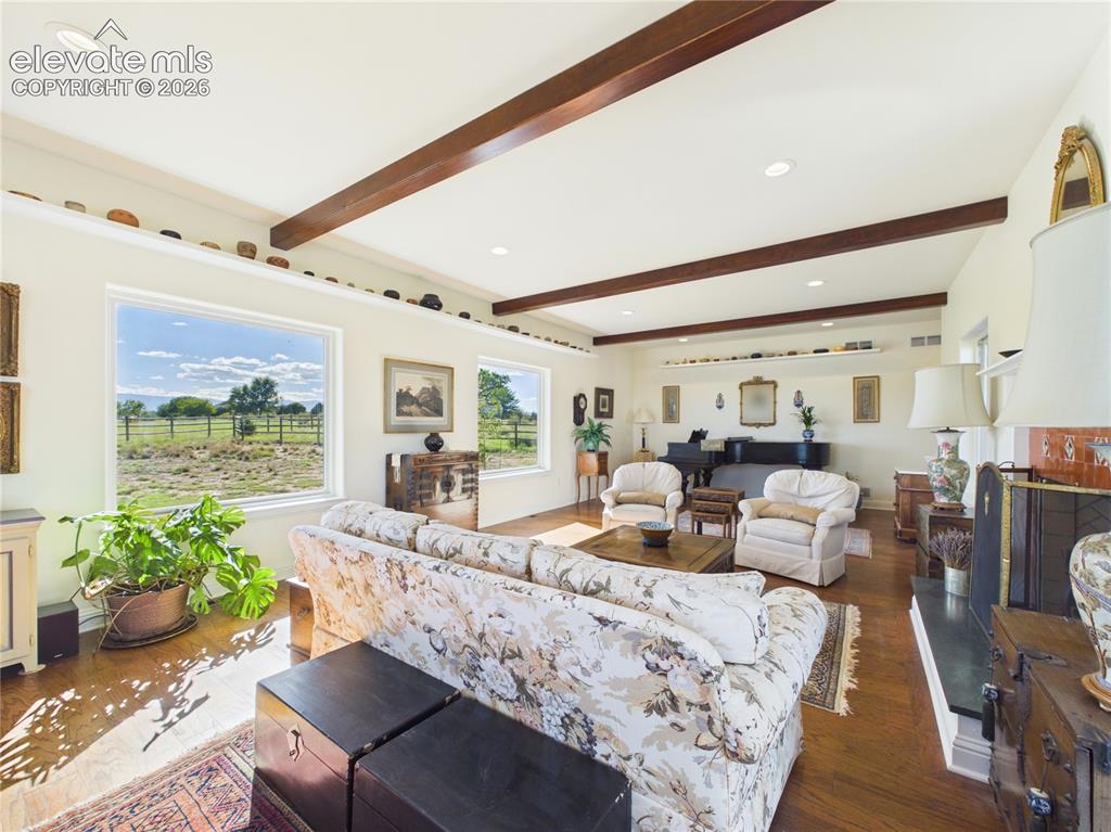 Image 19 of 50: Living Room
