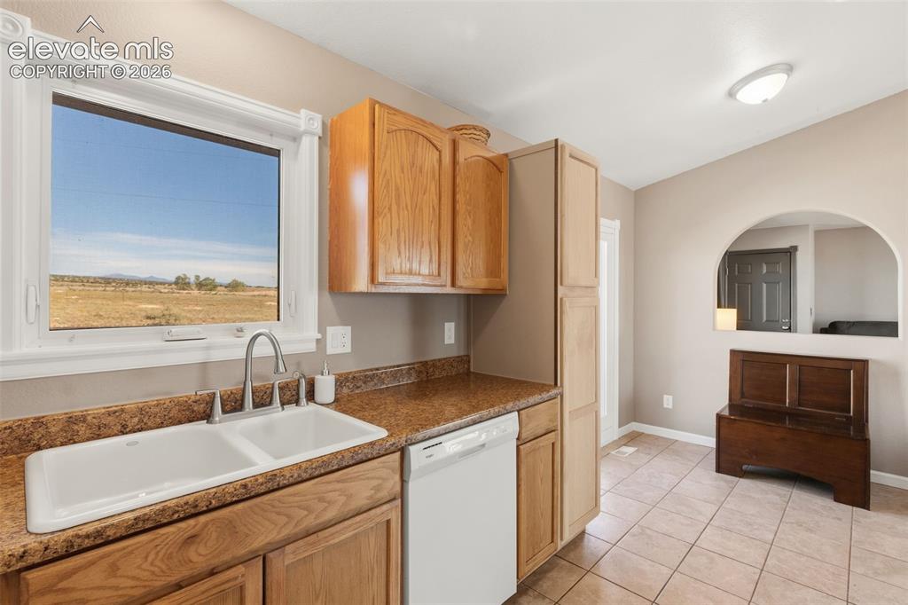 Image 10 of 24: Kitchen