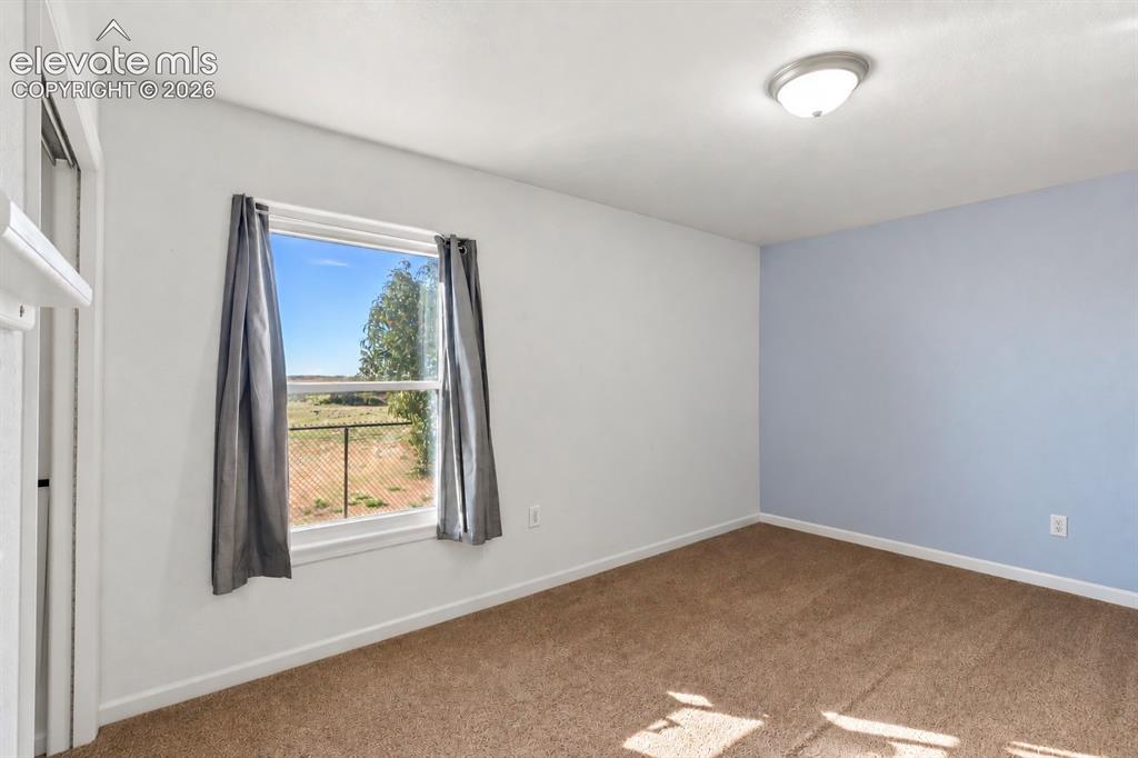 Image 15 of 24: Bedroom