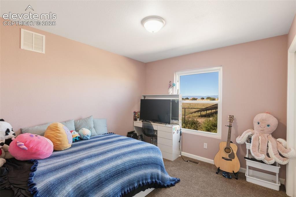 Image 18 of 24: Bedroom