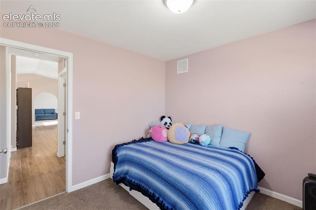 Image 19 of 24: Bedroom