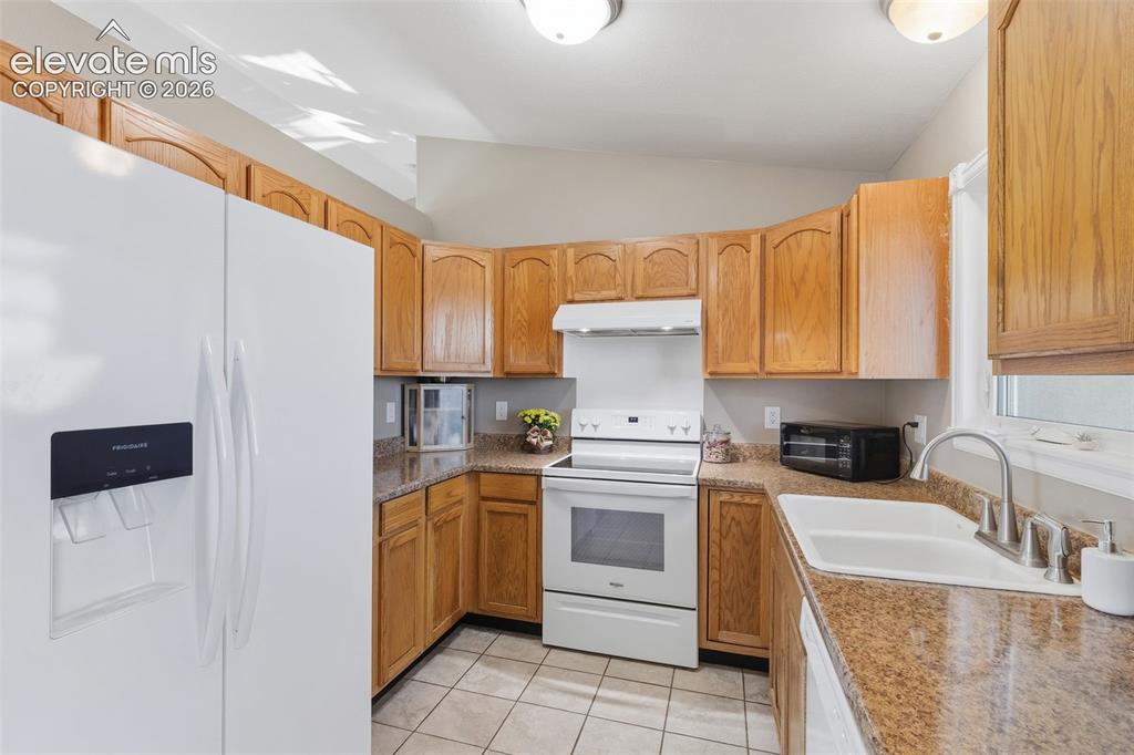 Image 9 of 24: Kitchen