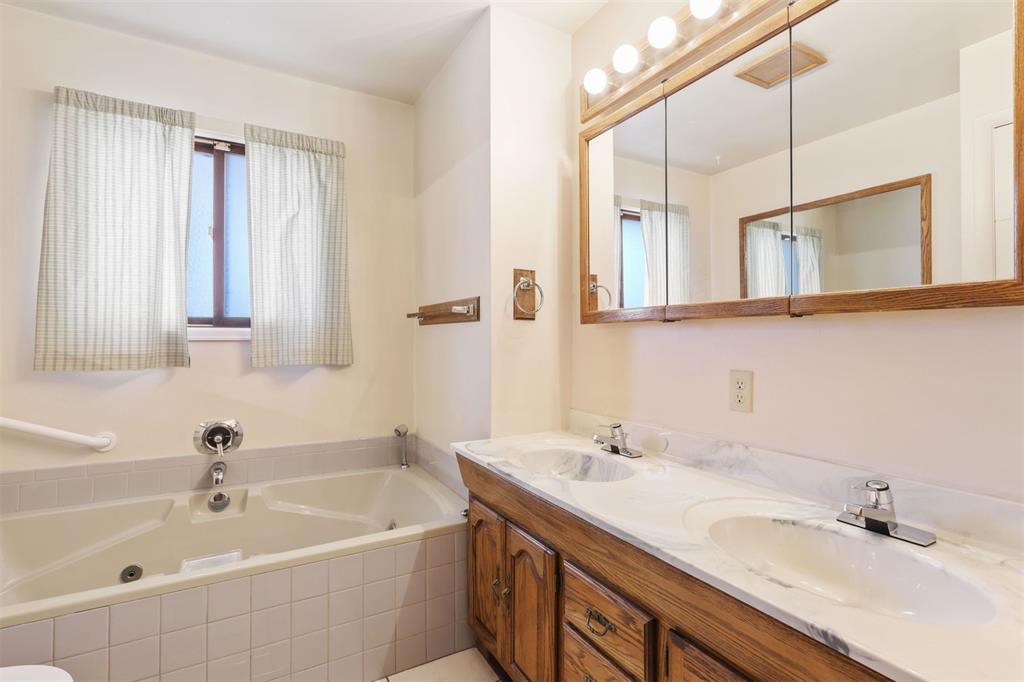 Image 15 of 45: Bathroom