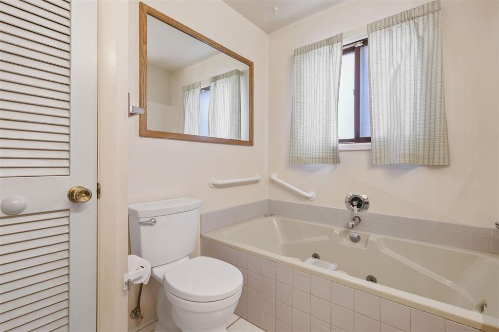 Image 16 of 45: Bathroom