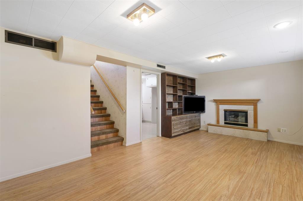 Image 18 of 45: Living Room