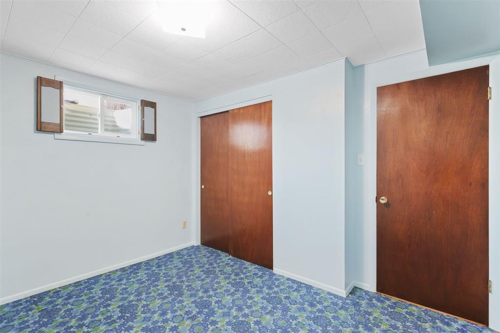 Image 21 of 45: Bedroom