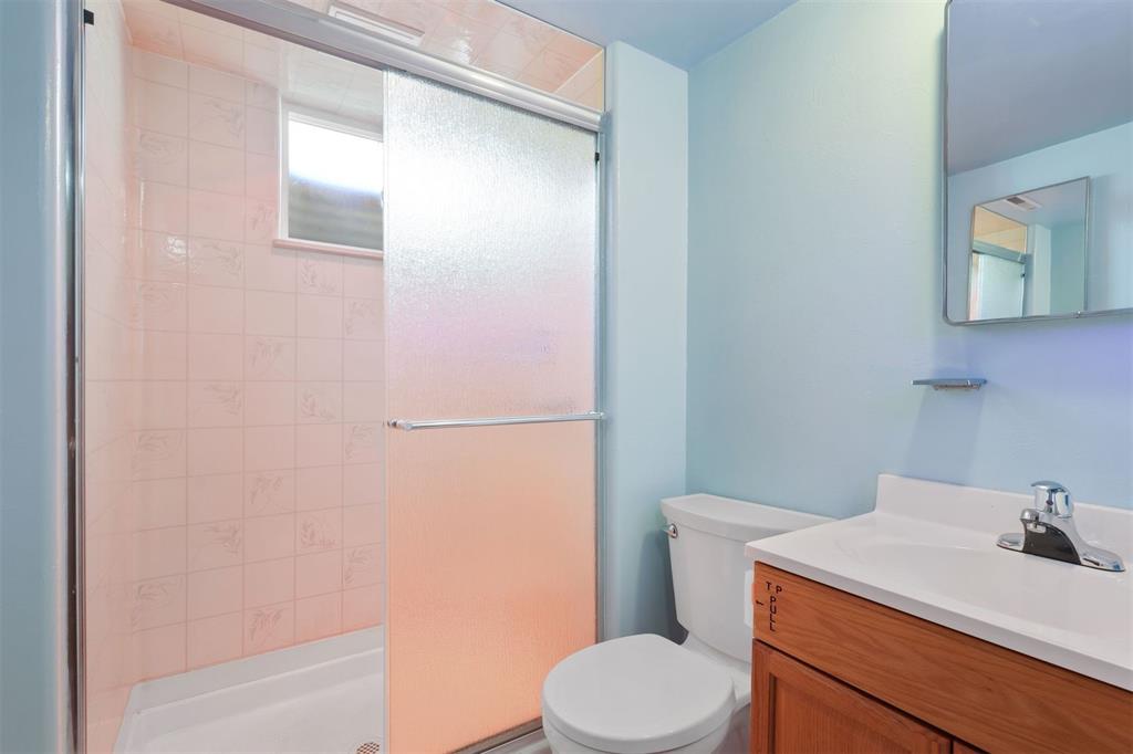 Image 22 of 45: Bathroom