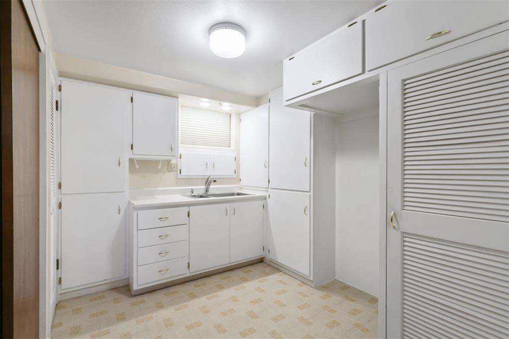 Image 23 of 45: Kitchen