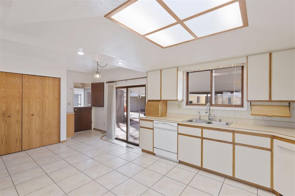 Image 3 of 45: Kitchen