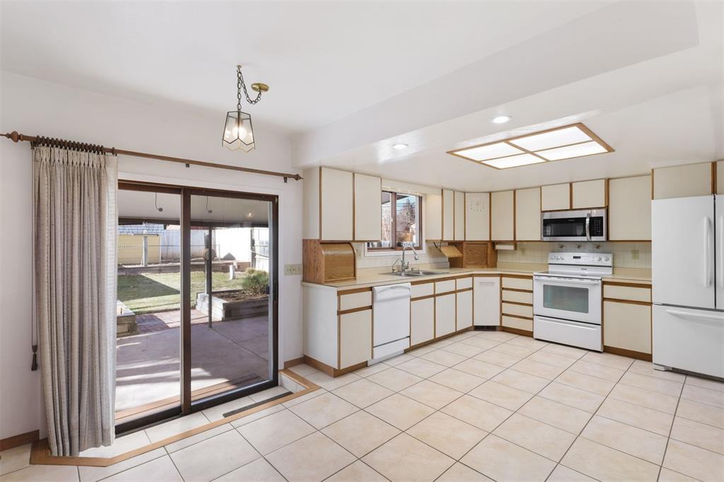 Image 6 of 45: Kitchen