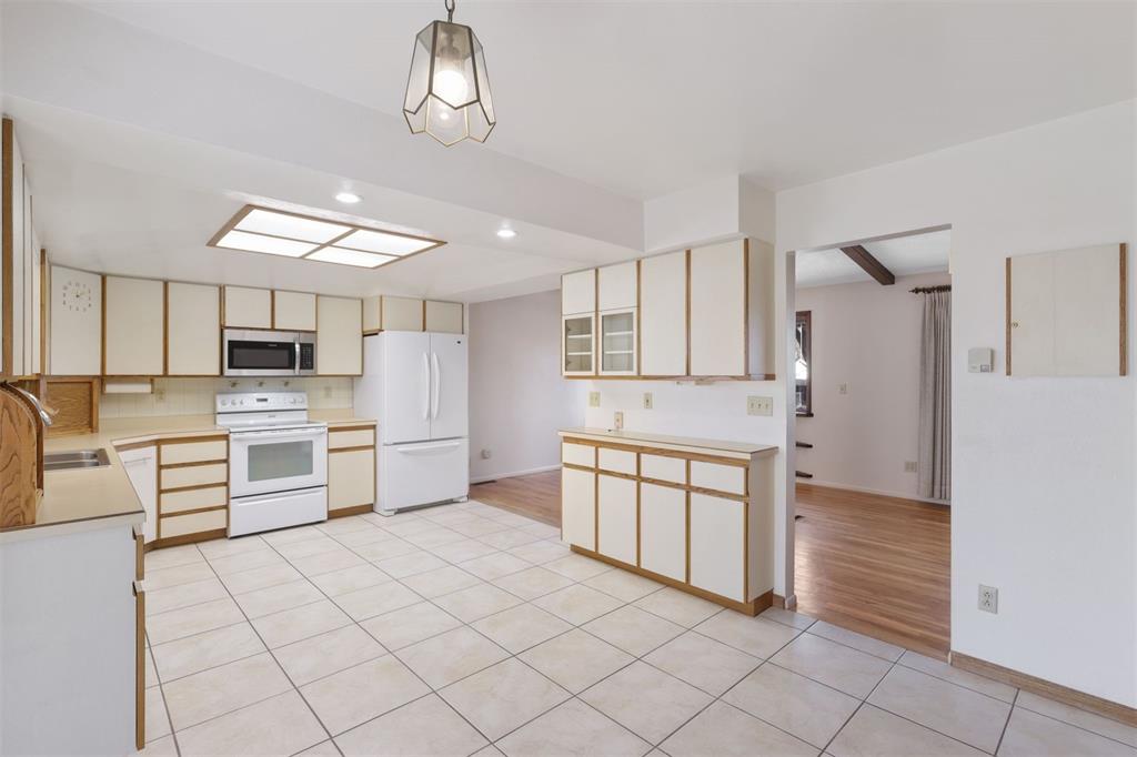 Image 7 of 45: Kitchen