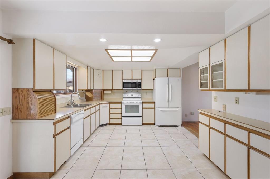 Image 8 of 45: Kitchen