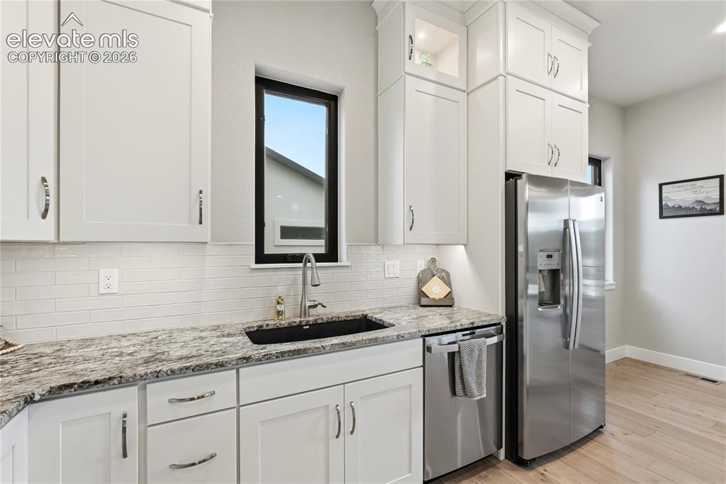 Image 15 of 50: Kitchen