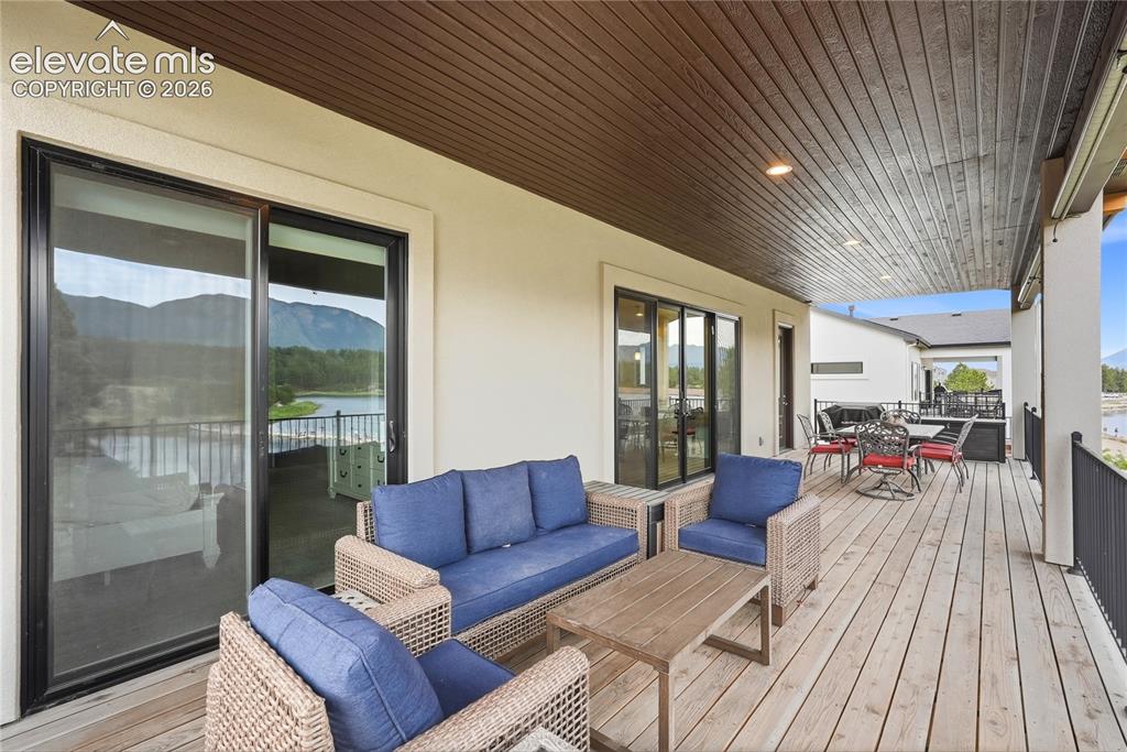 Image 18 of 50: Deck