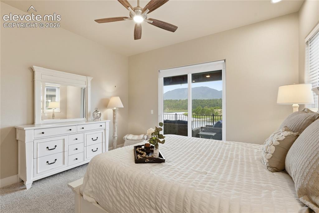 Image 19 of 50: Bedroom