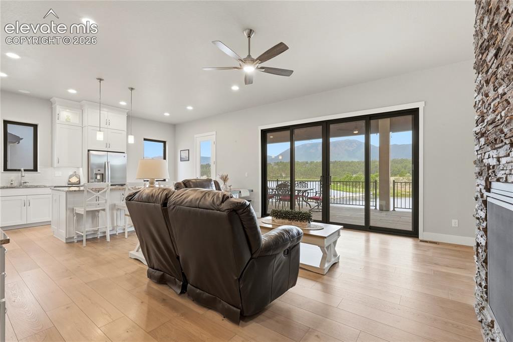 Image 8 of 50: Living Room