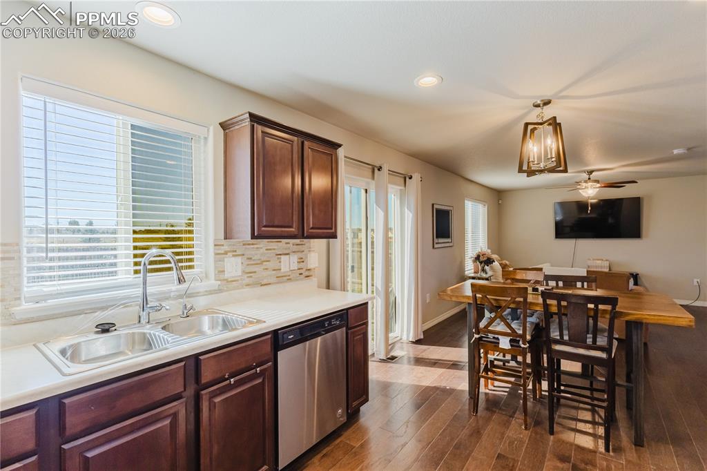 Image 17 of 39: Kitchen