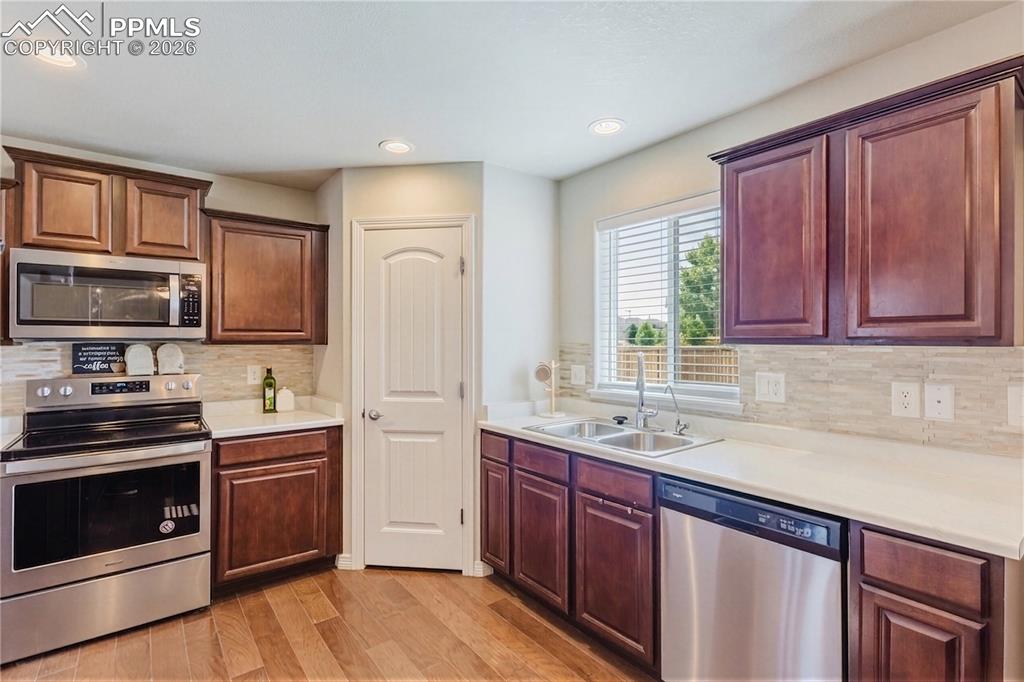 Image 19 of 39: Kitchen