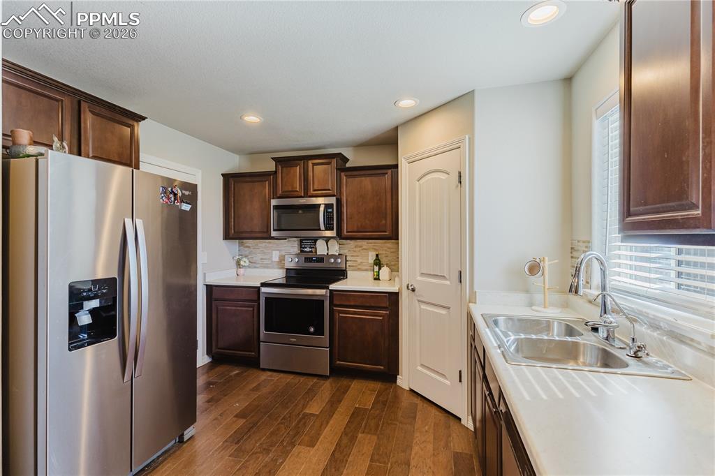 Image 20 of 39: Kitchen