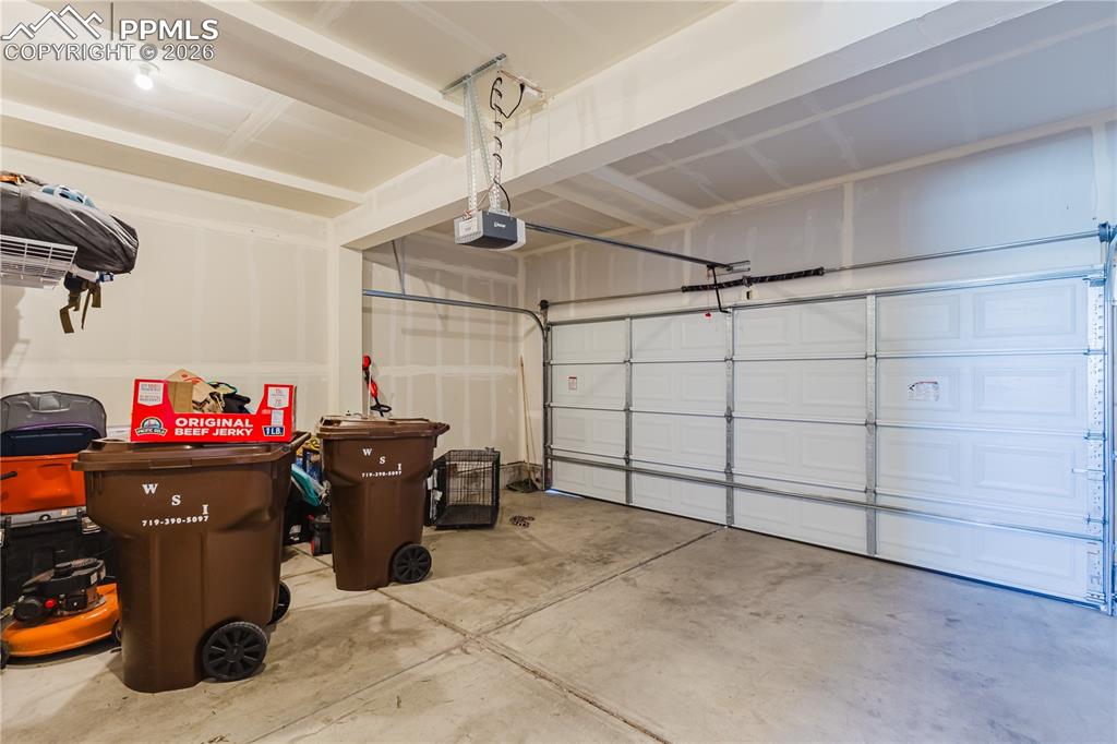 Image 21 of 39: Garage