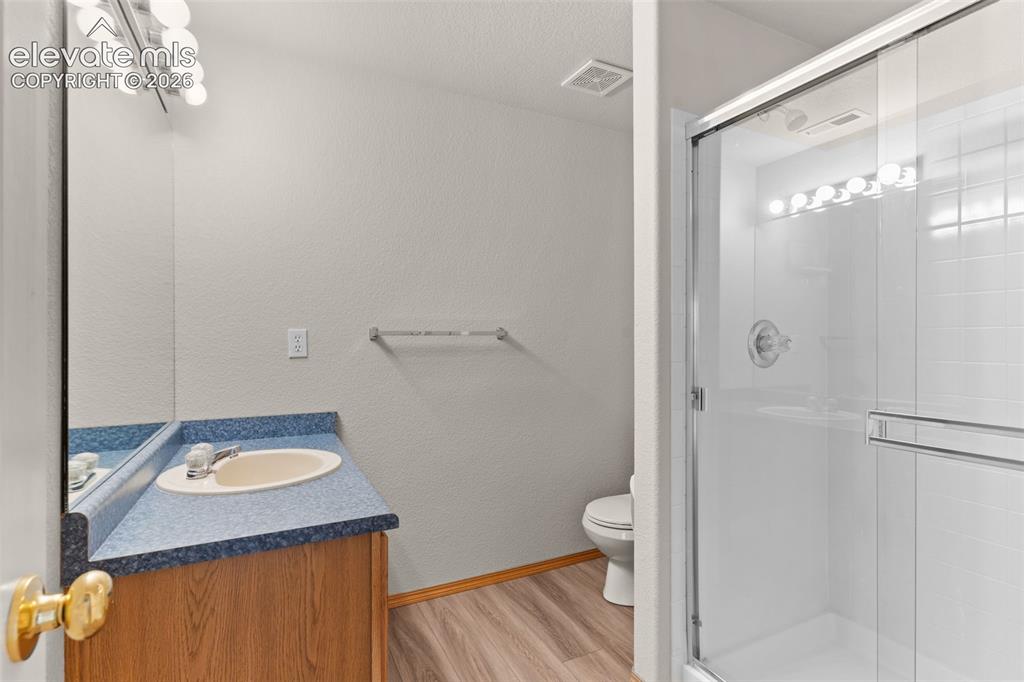 Image 21 of 28: Bathroom