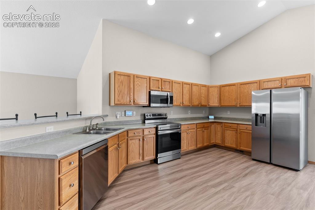 Image 9 of 28: Kitchen