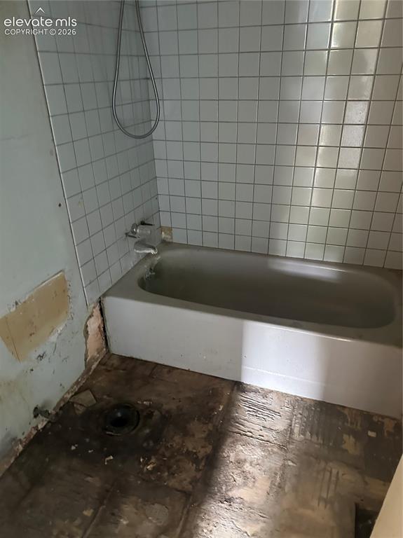 Image 14 of 25: Bathroom