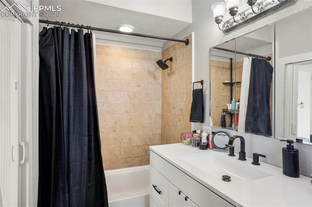 Image 11 of 36: Bathroom