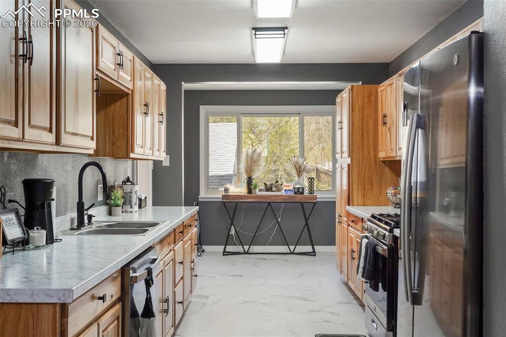 Image 13 of 36: Kitchen