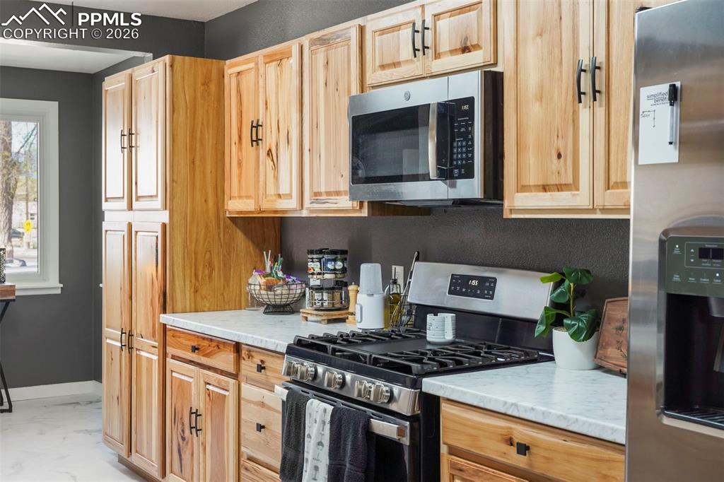 Image 15 of 36: Kitchen