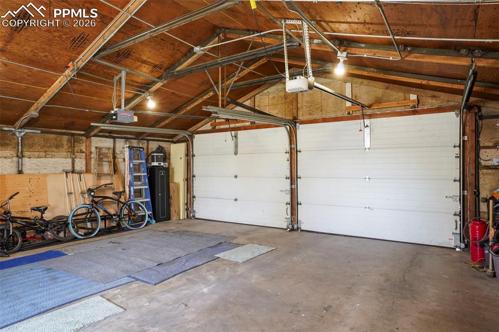 Image 25 of 36: Garage