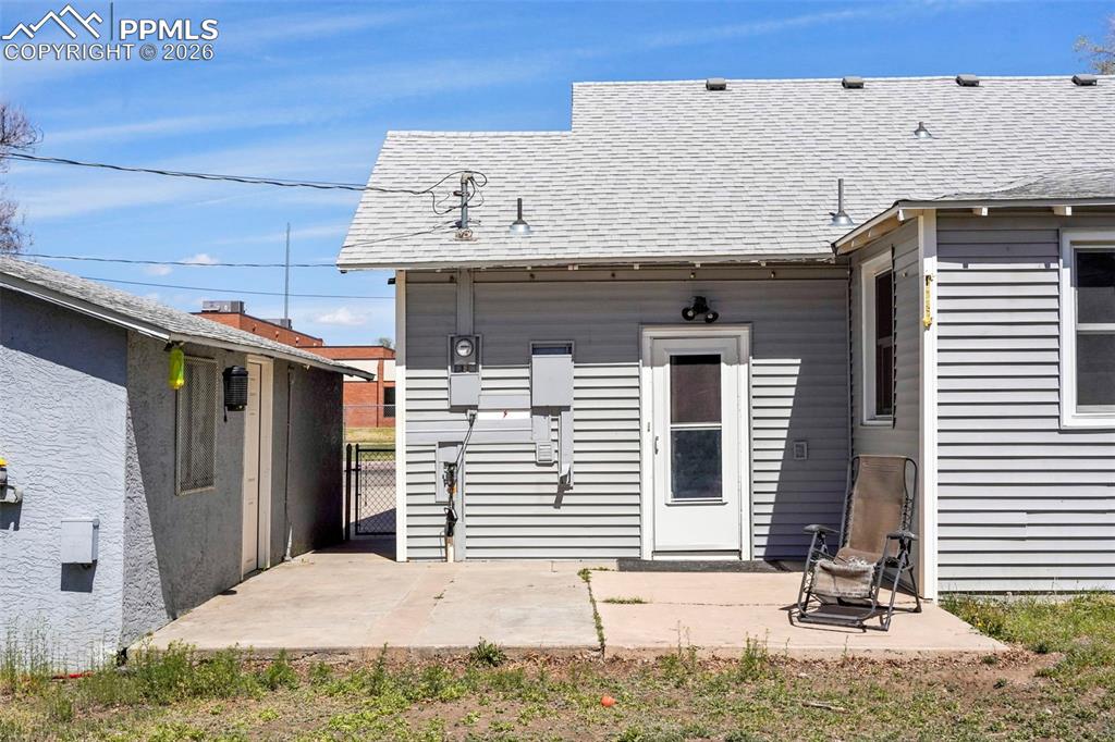 Image 27 of 36: Back of Structure