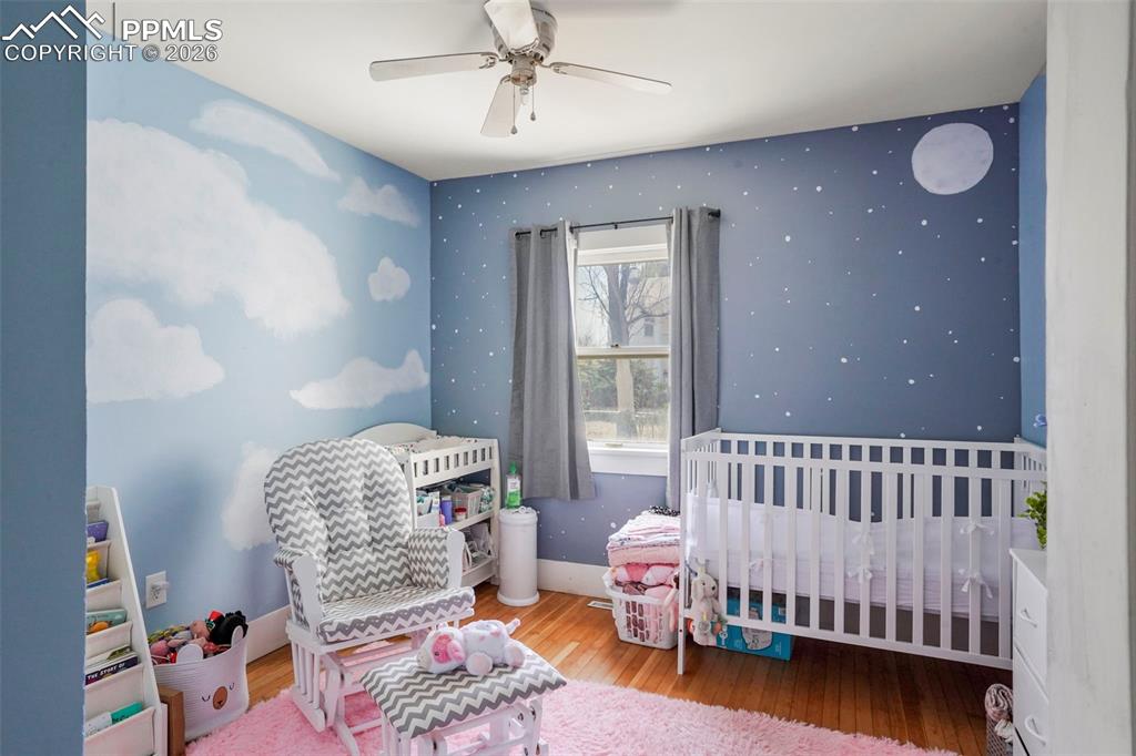 Image 5 of 36: Bedroom