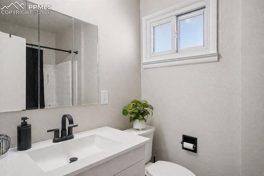 Image 6 of 36: Bathroom