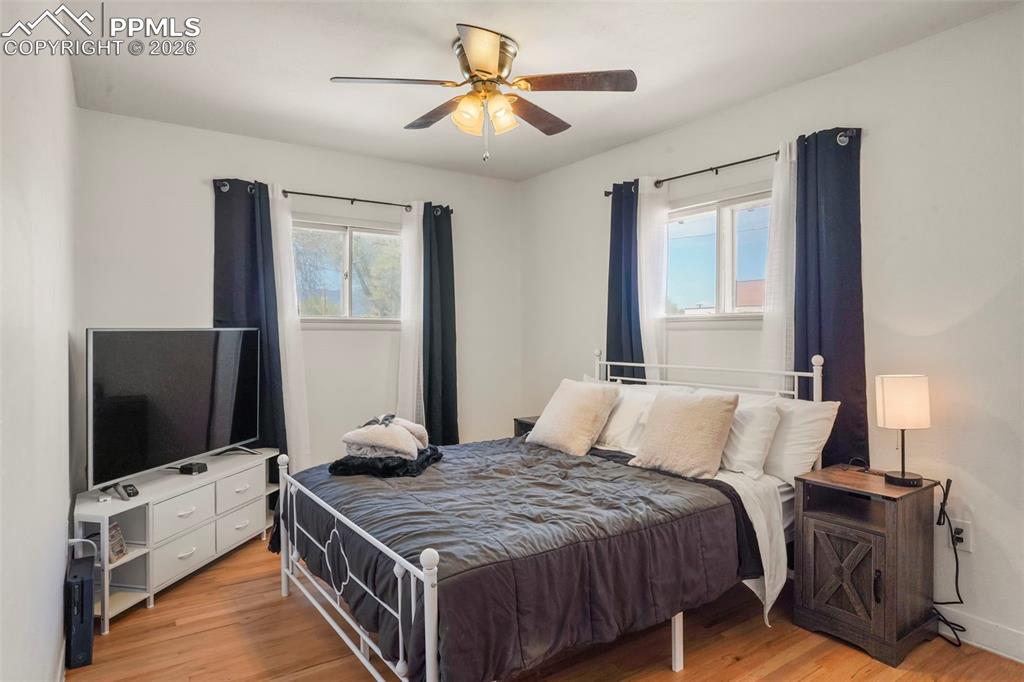 Image 7 of 36: Bedroom