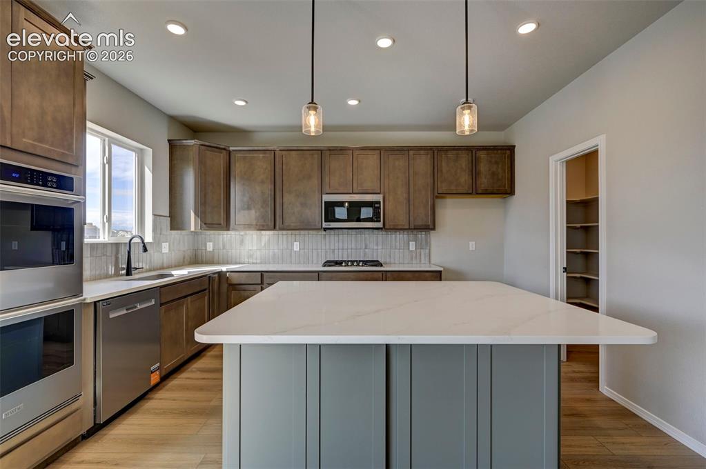 Image 14 of 27: Kitchen