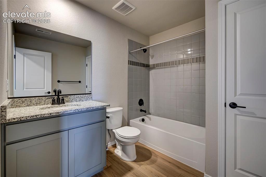 Image 20 of 27: Bathroom