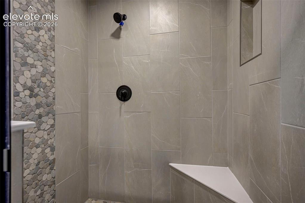 Image 25 of 27: Bathroom