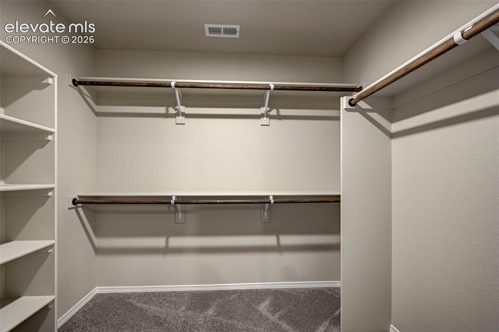 Image 27 of 27: Closet
