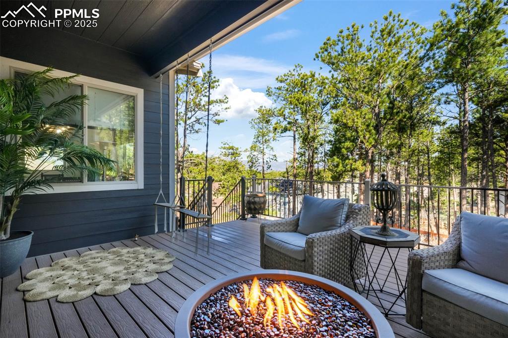 Image 11 of 50: Deck