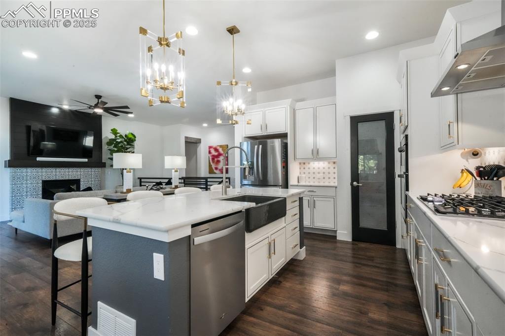 Image 14 of 50: Kitchen