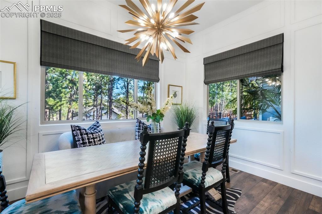 Image 16 of 50: Dining Area