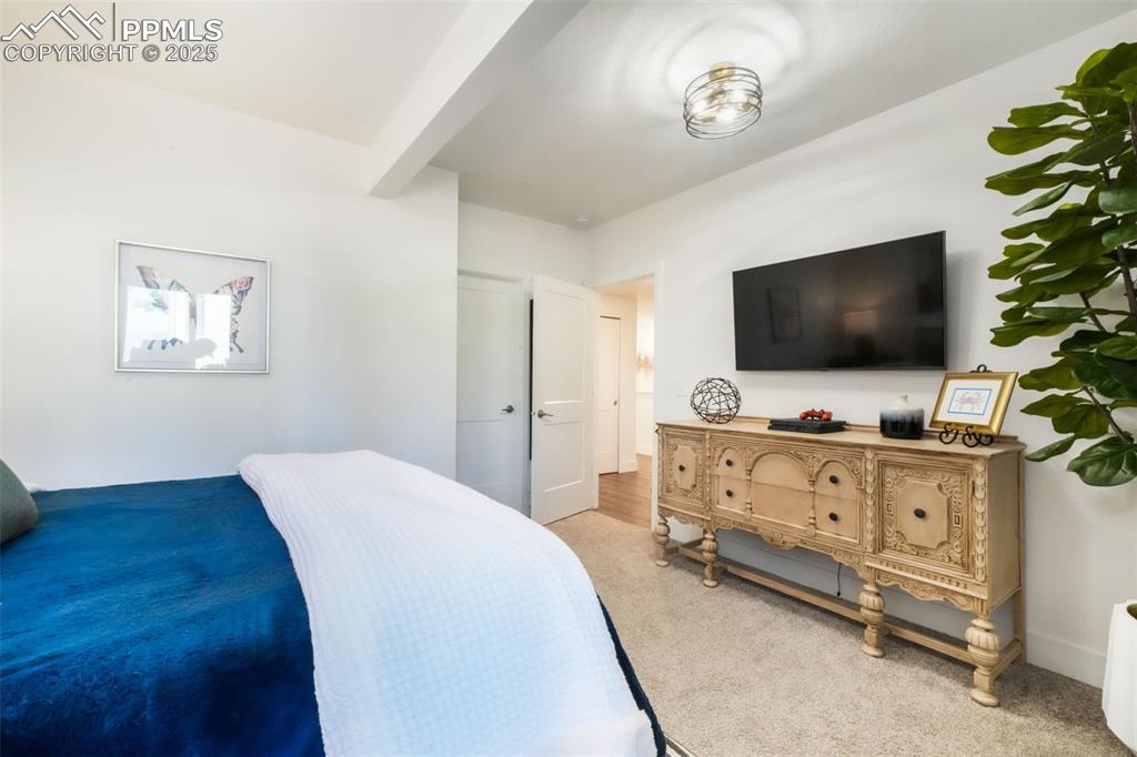 Image 30 of 50: Bedroom