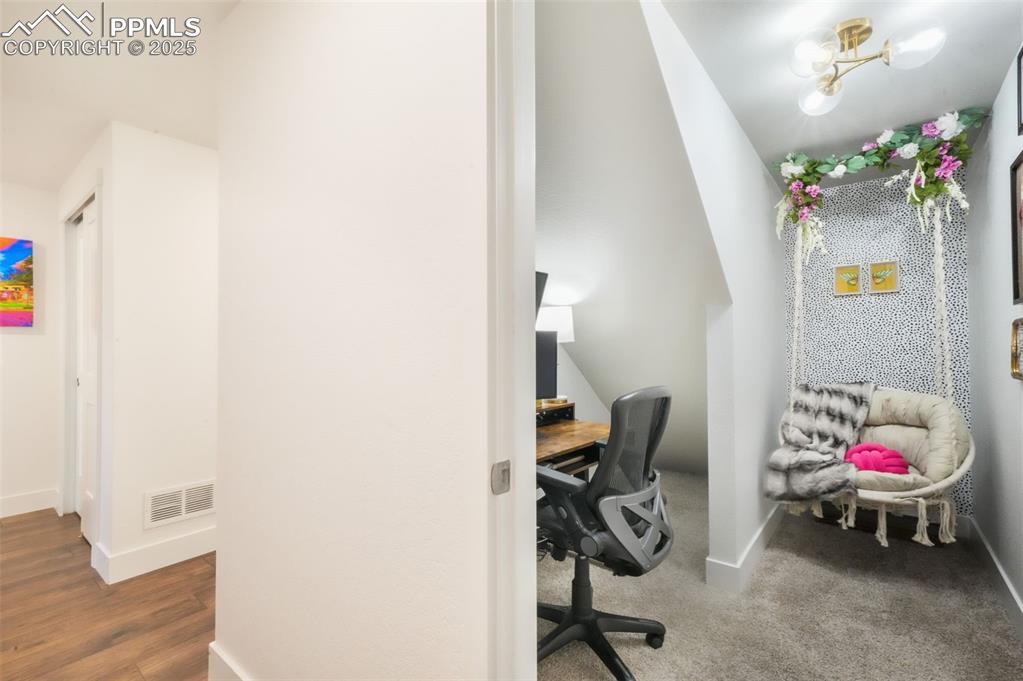 Image 34 of 50: Office