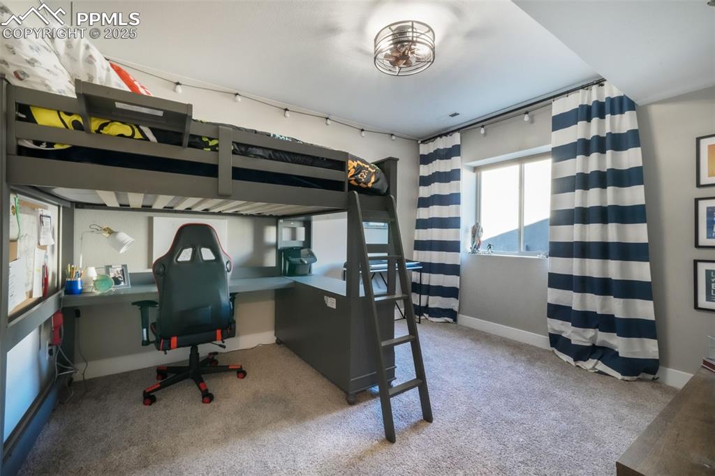 Image 35 of 50: Bedroom