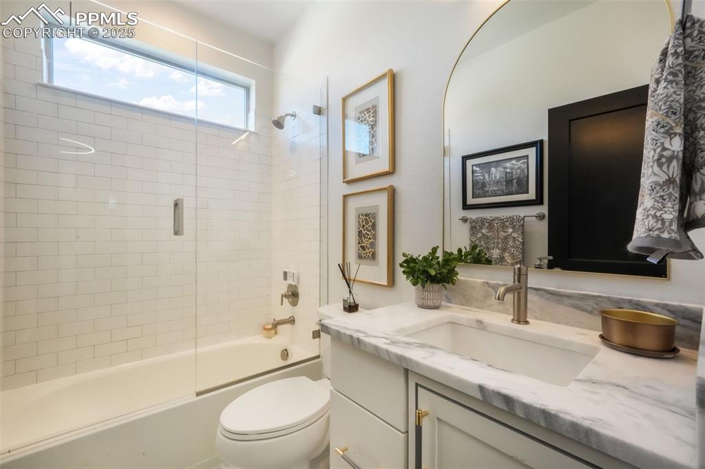 Image 4 of 50: Bathroom